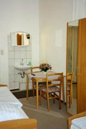 Pension Wedding Berlin Room photo